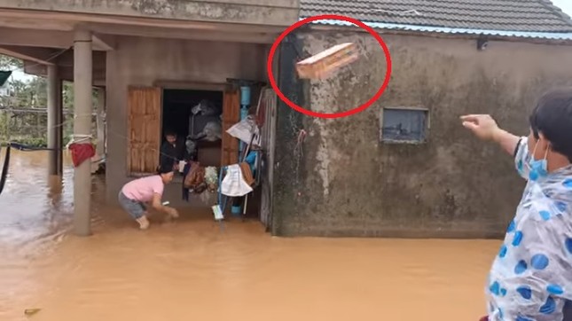 Nhóm YouTuber ném đồ cứu trợ cho người dân vùng lũ gây tranh cãi ảnh 6