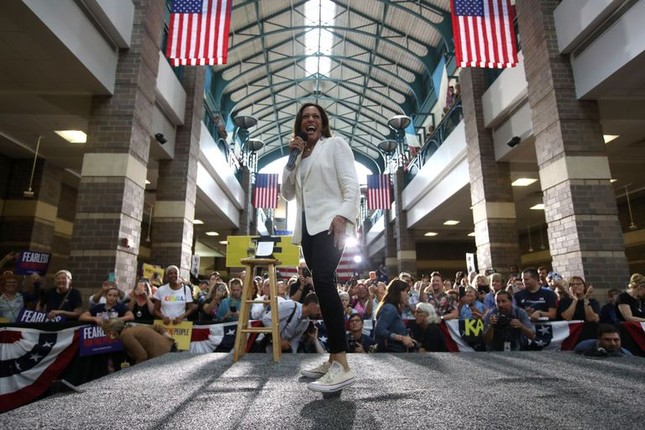 Cách nữ phó tổng thống Mỹ Kamala Harris kể câu chuyện của mình bằng thời trang ảnh 3