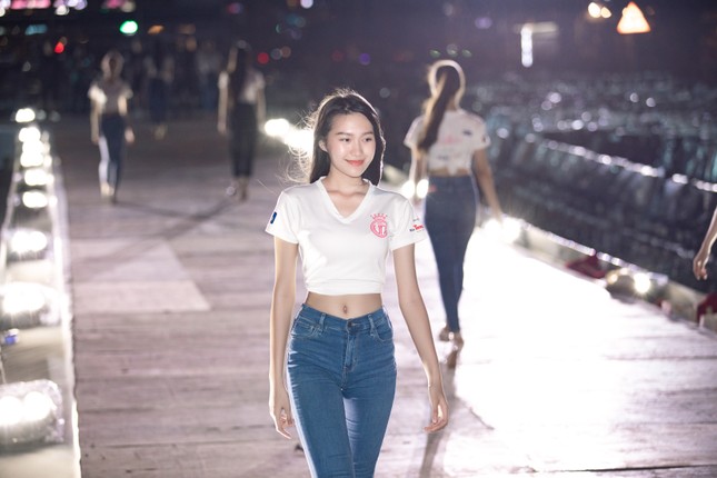 Hoa hậu Mỹ Linh, Tiểu Vy để mặt mộc nhưng cực thần thái tổng duyệt Người đẹp thời trang ảnh 4