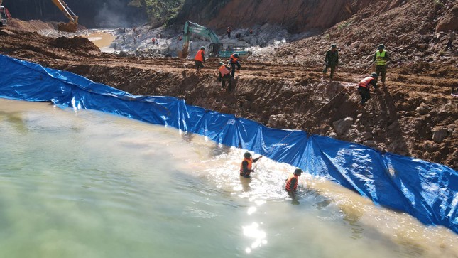 Ngăn đập thành công, phát hiện quần áo, xe máy của công nhân dưới sông Rào Trăng ảnh 10