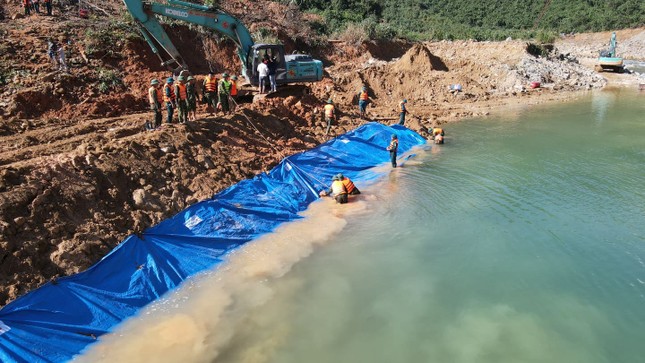 Ngăn đập thành công, phát hiện quần áo, xe máy của công nhân dưới sông Rào Trăng ảnh 3