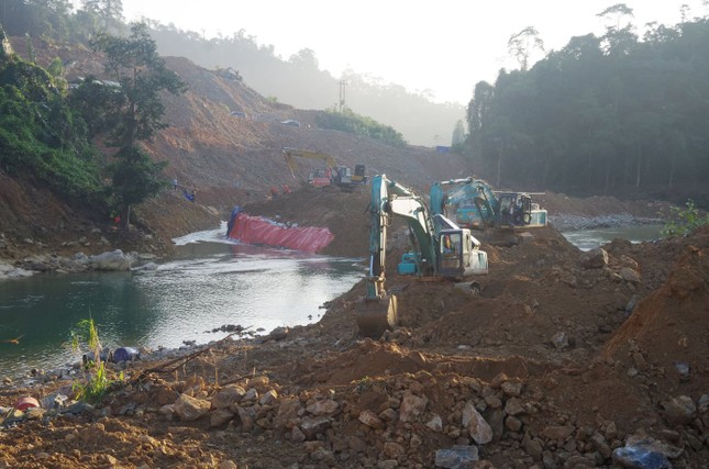 Ngăn đập thành công, phát hiện quần áo, xe máy của công nhân dưới sông Rào Trăng ảnh 4
