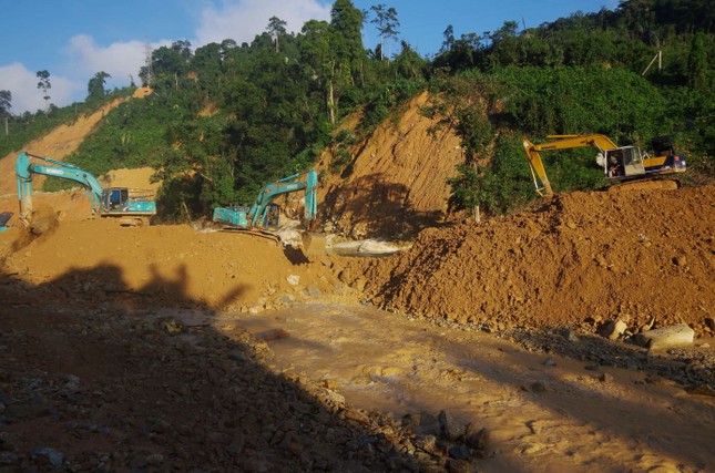 Ngăn đập thành công, phát hiện quần áo, xe máy của công nhân dưới sông Rào Trăng ảnh 6