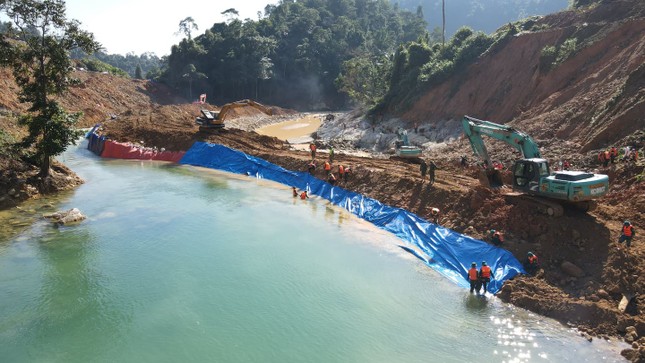 Ngăn đập thành công, phát hiện quần áo, xe máy của công nhân dưới sông Rào Trăng ảnh 9