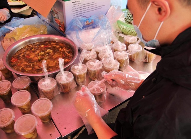 Chuyện ít biết về căn bếp 'không ngủ' ở tâm dịch COVID-19 Hải Dương ảnh 2