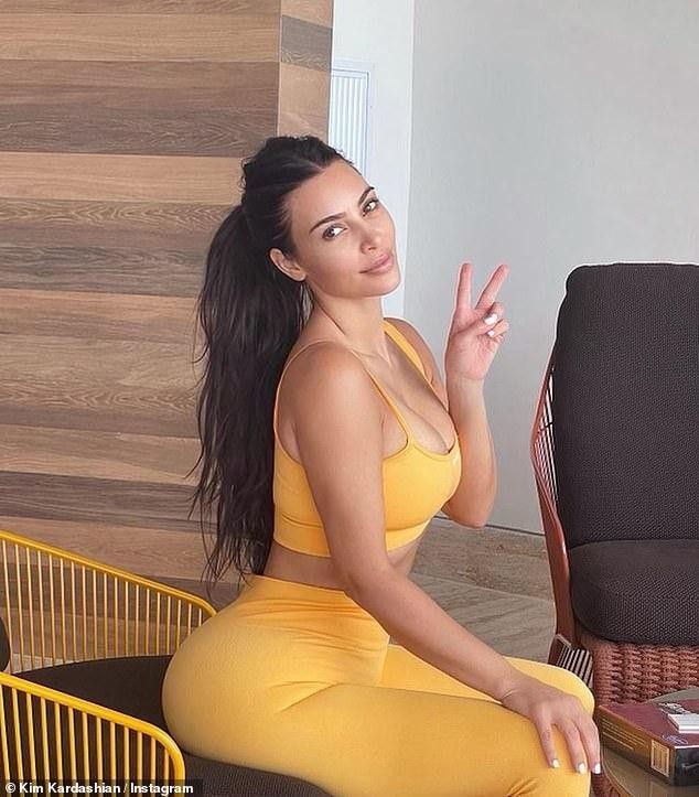 Kim Kardashian mặc đồ bó sát khoe body ‘đồng hồ cát’ nóng bỏng ảnh 1