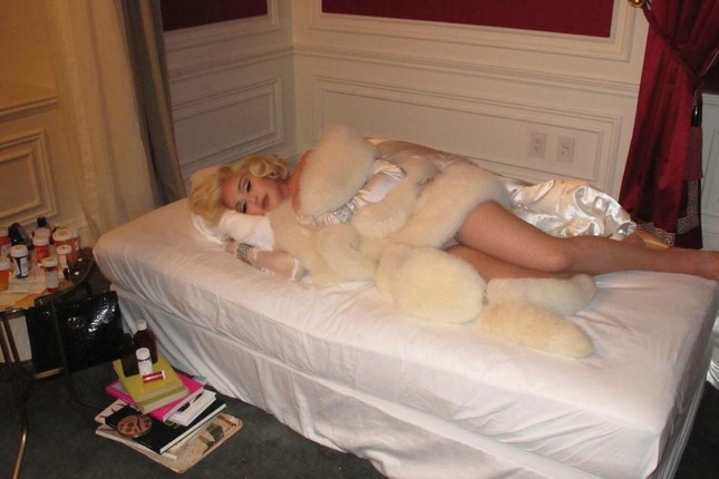 Madonna bị chỉ trích vì tái hiện cái chết của Marilyn Monroe trên tạp chí ảnh 3