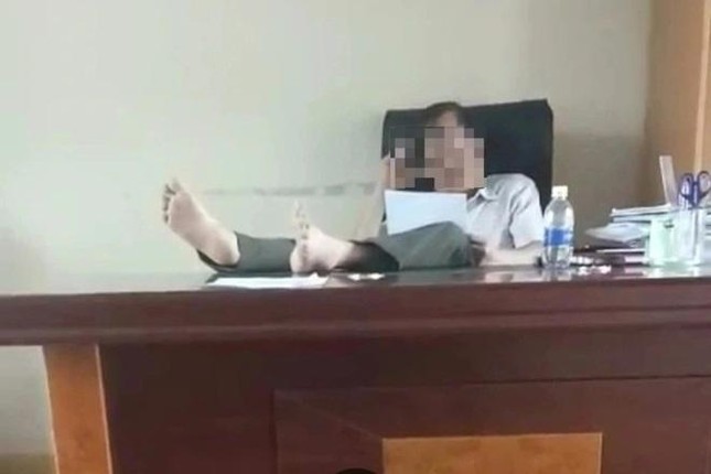 Bản tin 8H: Hạt trưởng kiểm lâm bị tạm đình chỉ vì gác chân lên bàn làm việc ảnh 1