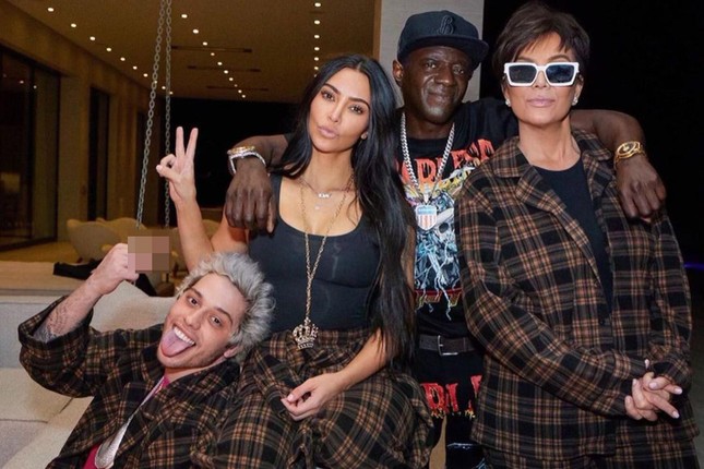 Kim Kardashian mặc chung đồ, cùng tình trẻ tin đồn đón sinh nhật ảnh 2