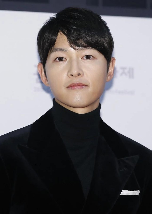 Trong khi vợ cũ bị chê nhạt, Song Joong Ki ẵm luôn giải ‘Nam chính xuất sắc’ ảnh 1