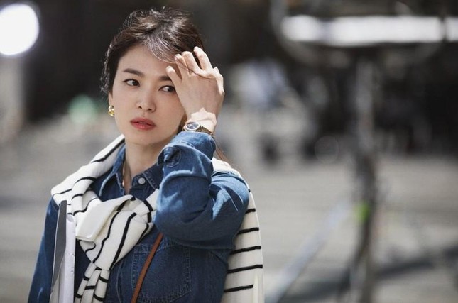 Trong khi vợ cũ bị chê nhạt, Song Joong Ki ẵm luôn giải ‘Nam chính xuất sắc’ ảnh 3