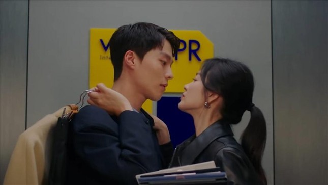 Trong khi vợ cũ bị chê nhạt, Song Joong Ki ẵm luôn giải ‘Nam chính xuất sắc’ ảnh 4