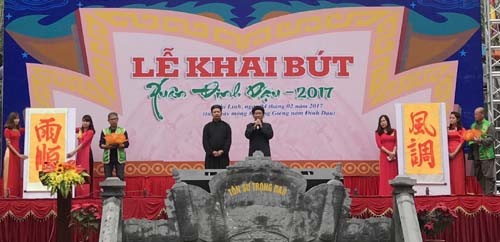 Thiêng liêng nghi lễ khai bút xuân tại đền thờ Chu Văn An. ảnh 1