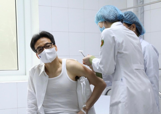 Phó Thủ tướng Vũ Đức Đam tiêm thử nghiệm vắc xin 'made in Vietnam'