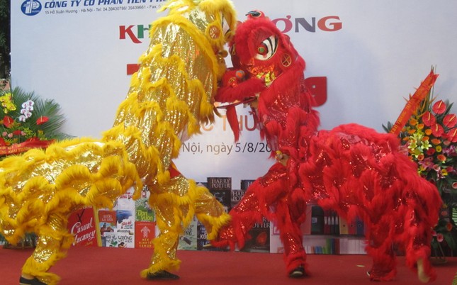 Màn múa lân đặc sắc chào mừng lễ khai trương nhà sách Tiền Phong