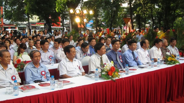 Đông đảo khách mời cùng bạn đọc thủ đô đã đến tham dự lễ khai trương nhà sách Tiền Phong