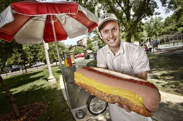 Chiếc hotdog lớn nhất thế giới nặng hơn 3 kg và dài hơn 40cm, được bán với giá 24 bảng Anh (hơn 800.000 đồng) tại bang Chicago, Mỹ
