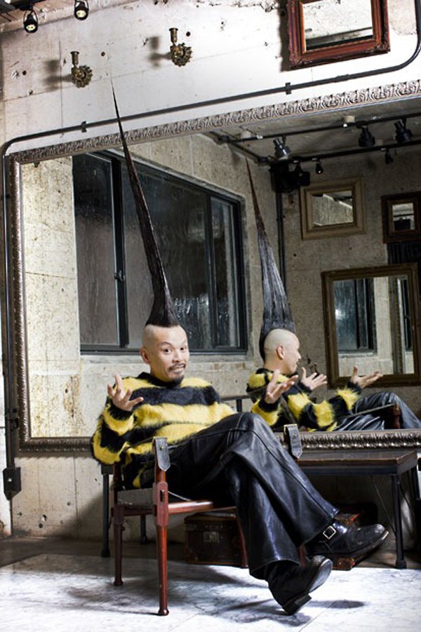 Mái tóc kiểu Mohican cao nhất thế giới: Nhà thiết kế người Nhật Bản Kazuhiro Watanabe nuôi được mái tóc kiểu Mohican cao 113,5 cm. Để giữ được bộ tóc cao chót vót này, anh phải dùng tới 3 lọ keo xịt tóc