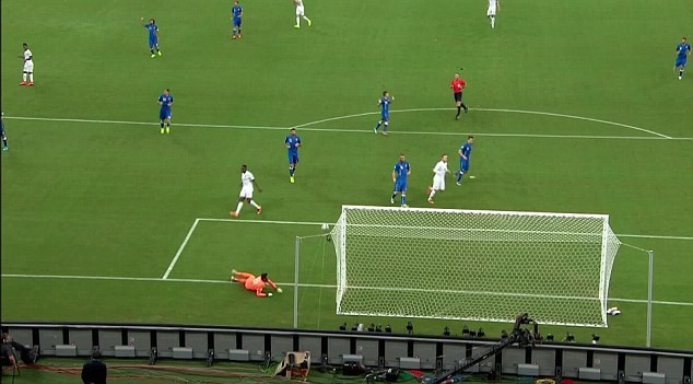 Sterling sút bóng ra ngoài, BBC 'kèm nhèm' nghĩ bàn thắng ảnh 1