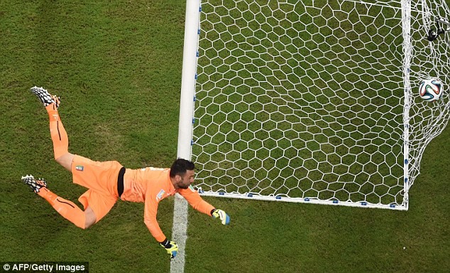 Sterling sút bóng ra ngoài, BBC 'kèm nhèm' nghĩ bàn thắng ảnh 3