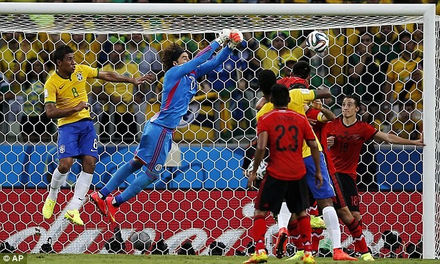 Cận cảnh thủ môn Mexico làm Neymar 'tắt điện' ảnh 11