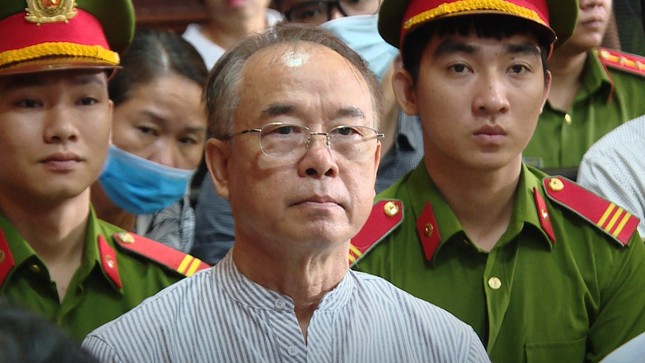 Ông Nguyễn Thành Tài hầu tòa cùng bà Dương Thị Bạch Diệp trong một vụ án chiếm đất công ảnh 2