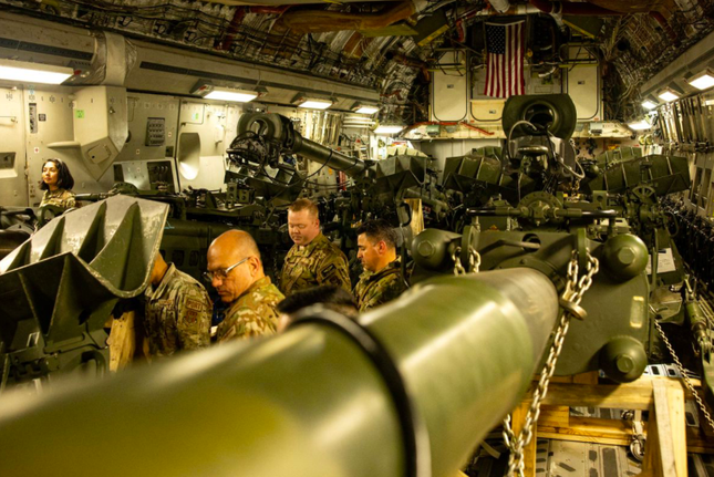 Thuỷ quân lục chiến Mỹ cùng lựu pháo M777 trên một chiếc máy bay vận tải quân sự C-17 để chuyển đến châu Âu ngày 21/4. (Ảnh: Reuters)