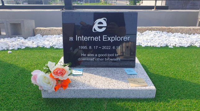 Kỹ sư Hàn Quốc làm bia tưởng niệm trình duyệt Internet Explorer ảnh 1