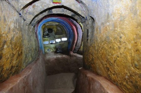 10 năm dùng cuốc khoét núi xây nhà ảnh 1