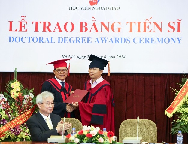 Người nước ngoài đầu tiên nhận bằng tiến sỹ ở Việt Nam ảnh 1