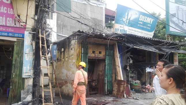 Hoảng loạn vì cột điện bất ngờ bốc cháy rừng rực ảnh 5