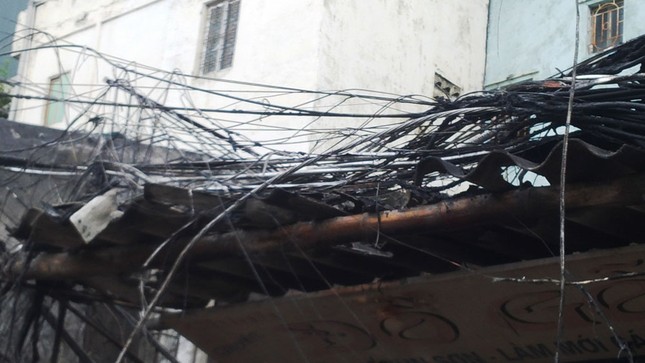 Hoảng loạn vì cột điện bất ngờ bốc cháy rừng rực ảnh 6