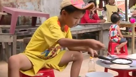 Video ‘hot’ trong tuần: Cậu bé bán bánh xèo 'nuôi' mẹ tâm thần ảnh 1