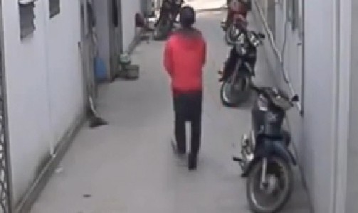 Video ‘hot’ trong tuần: Cậu bé bán bánh xèo 'nuôi' mẹ tâm thần ảnh 7