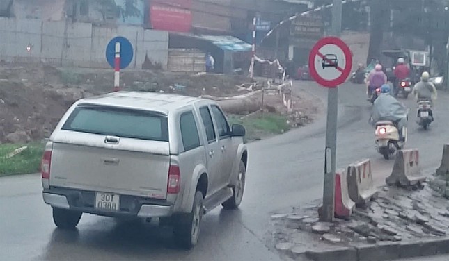 Hà Nội: Ô tô “vô tư” đi vào đường cấm dù có biển báo ảnh 1