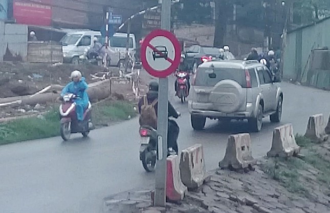 Hà Nội: Ô tô “vô tư” đi vào đường cấm dù có biển báo ảnh 3