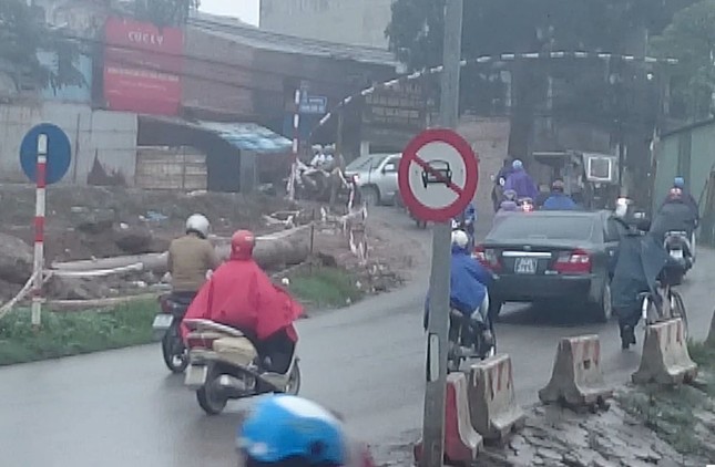 Hà Nội: Ô tô “vô tư” đi vào đường cấm dù có biển báo ảnh 2