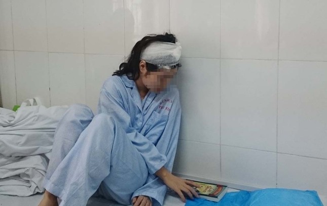 Đang ngồi học, nữ sinh bị vữa rơi khâu 10 mũi trên đầu ảnh 1