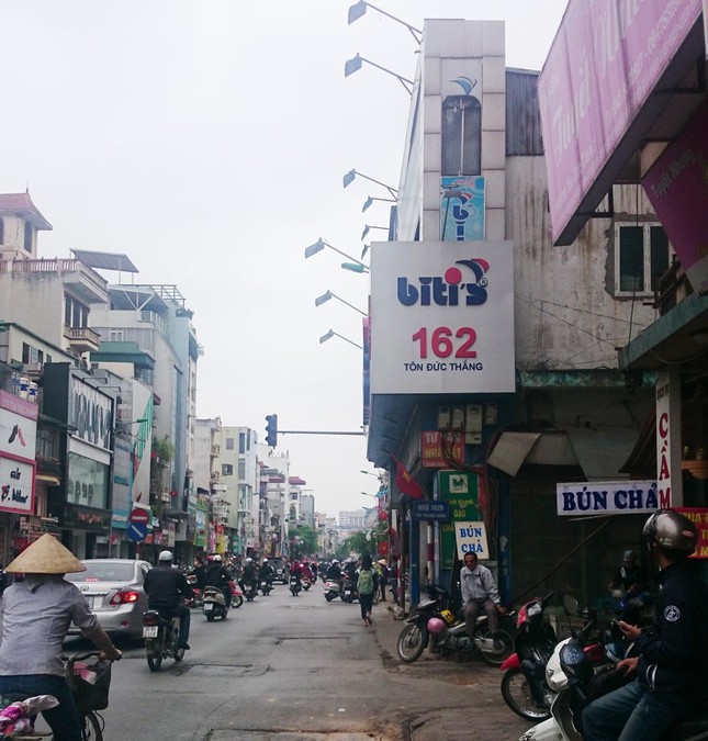 Nhà “kỳ lạ” chiếm vỉa hè của người đi bộ ảnh 1