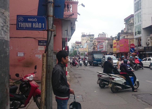 Nhà “kỳ lạ” chiếm vỉa hè của người đi bộ ảnh 2