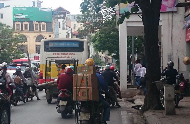 Nhà “kỳ lạ” chiếm vỉa hè của người đi bộ ảnh 3