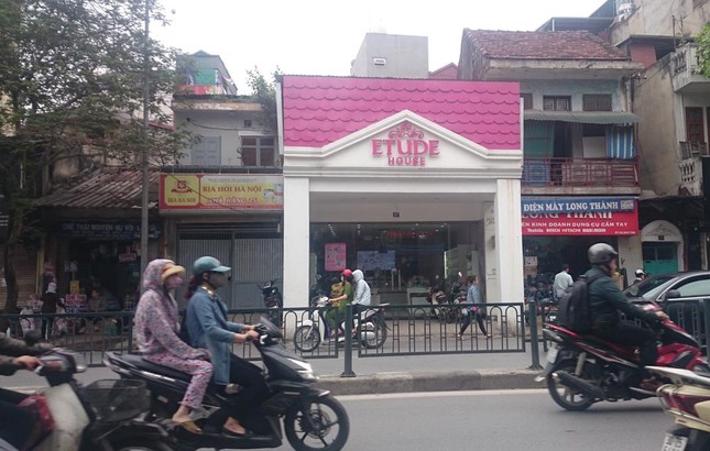 Nhà “kỳ lạ” chiếm vỉa hè của người đi bộ ảnh 4