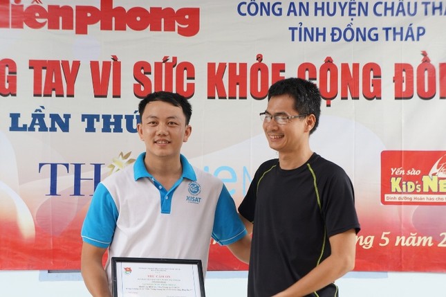 Tiền Phong mang niềm vui đến với bà con nghèo Tân Hòa ảnh 11