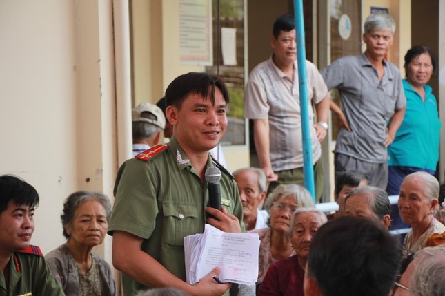 Tiền Phong mang niềm vui đến với bà con nghèo Tân Hòa ảnh 4