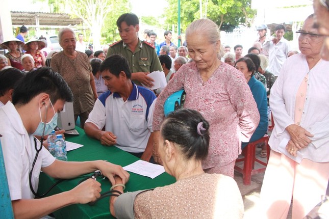 Tiền Phong mang niềm vui đến với bà con nghèo Tân Hòa ảnh 5