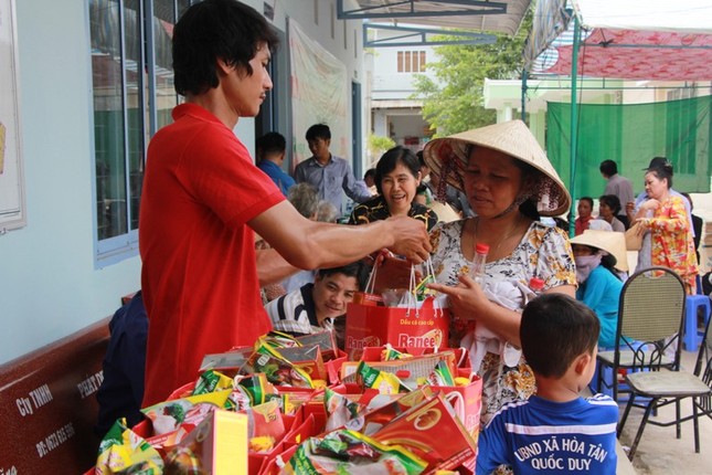 Tiền Phong mang niềm vui đến với bà con nghèo Tân Hòa ảnh 9
