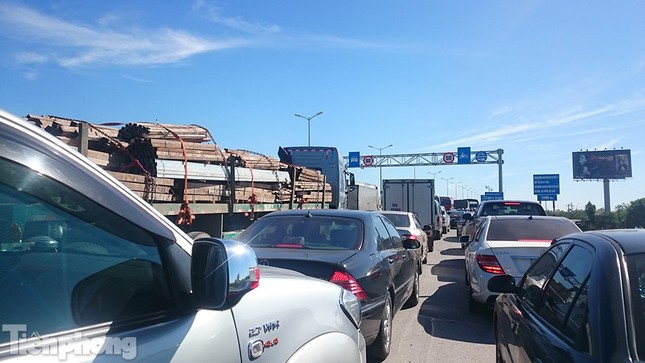 Tắc đường hàng km trên cầu Thanh Trì ảnh 3