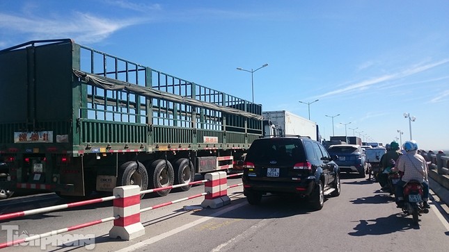 Tắc đường hàng km trên cầu Thanh Trì ảnh 5