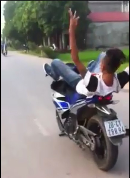 'Quái xế' nằm ngửa lái xe máy... bằng chân ở Thái Nguyên ảnh 2