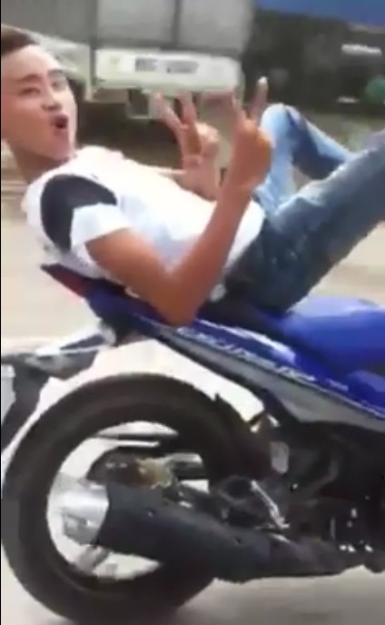 'Quái xế' nằm ngửa lái xe máy... bằng chân ở Thái Nguyên ảnh 1